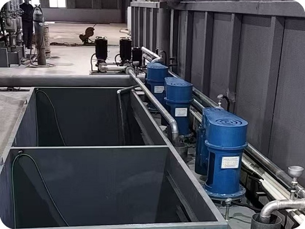 Où est installé le réservoir de trempe dans la machine